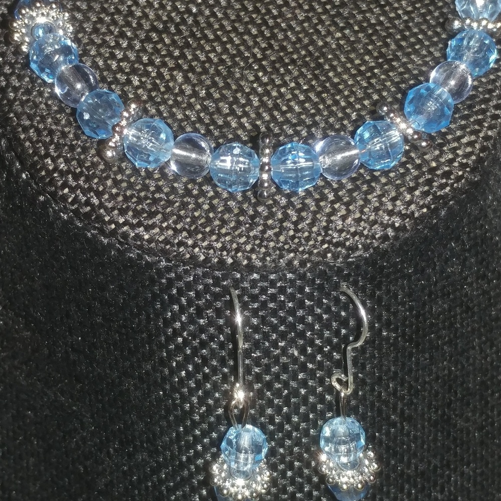 This is a beautiful hand2 piece bracelet/earrings.